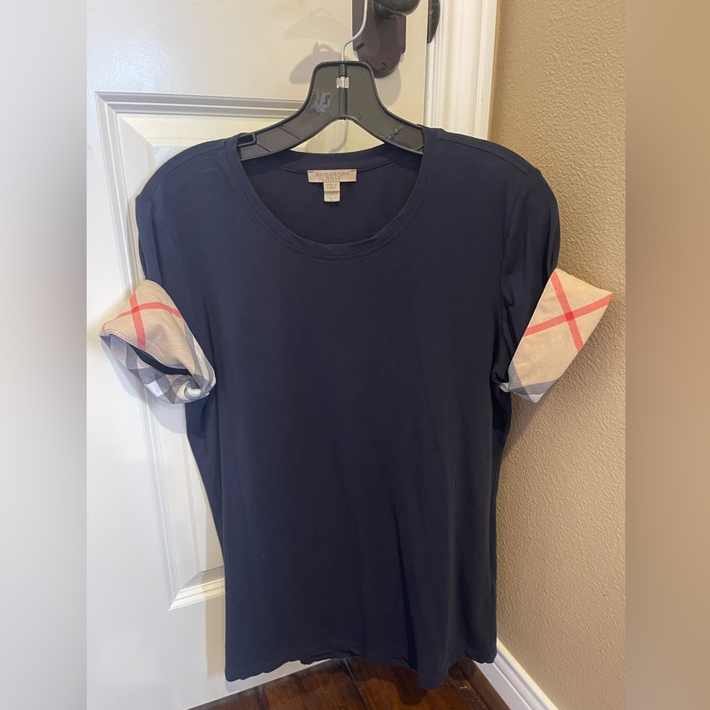 Basic navy Burberry T-shirt!